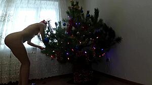 Amatör çift, Noel ağacı porno videosunda anal ve amcık sikişi alıyor