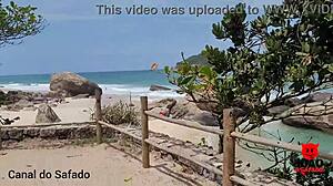 הולי בומבום, ברונטית ברזילאית, מתעצבנת על חוף עירום