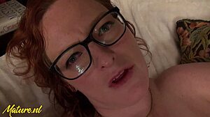 Brillenträger Milf KD Morgan genießt das Fingern ihrer haarlosen Klitoris