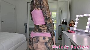 Sexy gamer-jente Melody Radford viser frem de store puppene sine i bikini