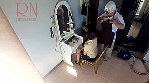 Kamera tersembunyi menangkap tukang cukur memberikan potongan rambut telanjang untuk seorang wanita gemuk
