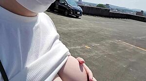 Japansk husmor bliver nøgen og sprøjter i solovideo