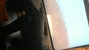 Versteckte Kamera fängt israelische MILFs beim Fuß necken im Zug ein