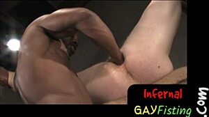 Medzirasový gay pár skúma drsný BDSM s fistingom a rozťahovaním