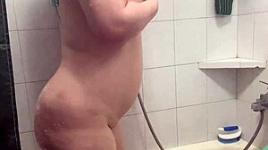Payudara besar dan pantat besar dipamerkan di kamar mandi yang menggoda