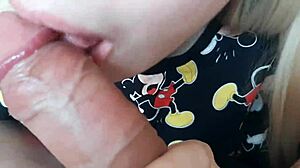 Amateur blonde Miki Mouse geeft een slobberende blowjob