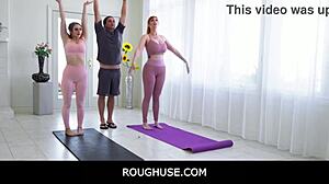 Горещата йога сесия се превръща в табу гърди и игра на путка