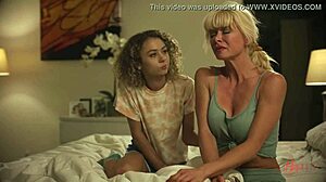 Čutna blondinka Allie Addison in lepotica Serene Siren v lezbični strasti