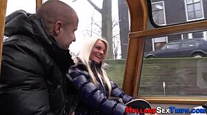 स्टॉकिंग्स में लेस्बियन डच वेश्या क्यूनिलिंगस का आनंद लेती है।
