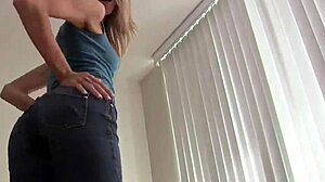 小さなジーンズのショートパンツとパンティーを履いた美しい女性の官能的なPOVビデオ