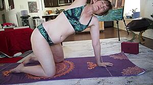 MILF Aurora Willows v bikiniju pokaže svoje jogi spretnosti in velike pičke ustnice