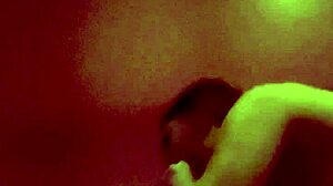 Il massaggio sensuale di una milf asiatica si trasforma in un caldo incontro in cam nascosta