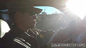 काली ब्रुनेट्स का पुलिस अधिकारी के साथ पहला एनल अनुभव।