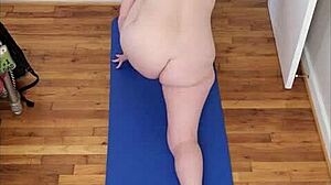 Веес голе јоге са задивљујућим великим грудима и округлом задњицом