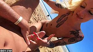 Un couple profite d'une rencontre chaude en plein air à la plage, menant à une fin satisfaisante