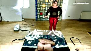 Jocul de spital al stăpânei Aprils duce la dominarea în latex și la fetișul cu vacuum