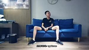 Sr. Huangs mostra na câmera quente com uma adolescente peituda em roupa de fetiche da China
