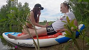 זוג אמצעי הרפתקני הופך לסשן סקס פראי בנהר
