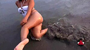 Mokré a divoké: Dobrodružství s footfetishem na pláži