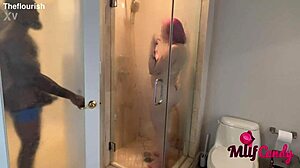Loree Love és Ace Bigs intim kapcsolatba kerülnek egy lakókocsi fürdőszobájában