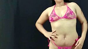 Junge und kurvige Latina-Schönheit zeigt ihre Vorzüge in rosa Dessous und bereitet sich auf ein heißes Fotoshooting vor