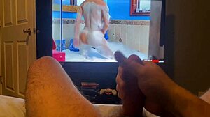 Мастурбация на горячее порно видео с огромным членом