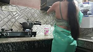 Film HD z udziałem oszałamiającej żony, która po raz pierwszy spotkała się seksualnie z mężem swojej siostry w kuchni i na łóżku