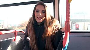 Muhteşem sarışın kadın, cinsel organlarını ve uzun soluklu ilişkisini bir şantiyenin önünde otobüste işerken