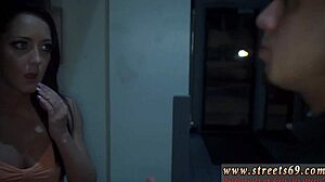 यूके सेलिब्रिटीज इरोटिक फिल्म जिसमें बंधन और सेक्स के लिए कैश है।