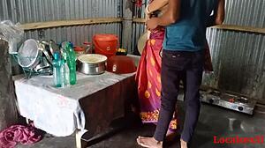 Индийская тетушка в красном сари занимается горячим сексом