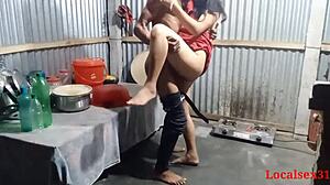 Indická teta v červenom sárí sa zapája do horúceho sexu