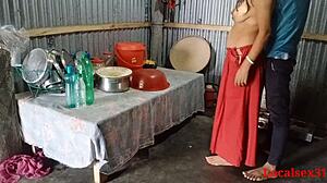 Индийска леля в червено сари се занимава с горещ сексуален акт