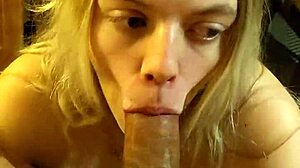Liten vit tjej ger en deepthroat och anal slickning till en stor svart kuk i en oredigerad hotellvideo