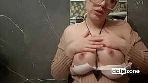 Wanita hamil berbalut kacamata menikmati masturbasi solo