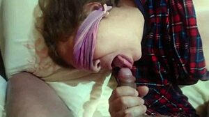Κρυφό βίντεο με τον γιο της φίλης της ώριμης γυναίκας να την ευχαριστεί με το μεγάλο του πέος ενώ κάνει στοματικό σεξ και δέχεται εκσπερμάτιση στο στόμα της