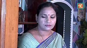 Tante indienne en sari aguiche et s'expose au réparateur de télévision
