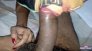 Η μεγάλη κωλάρα μωρό κάνει χειραψία και λαμβάνει σπέρμα στα πόδια της