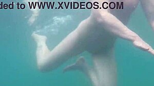 Ada Bojanas pływa na zewnątrz bez strojów kąpielowych